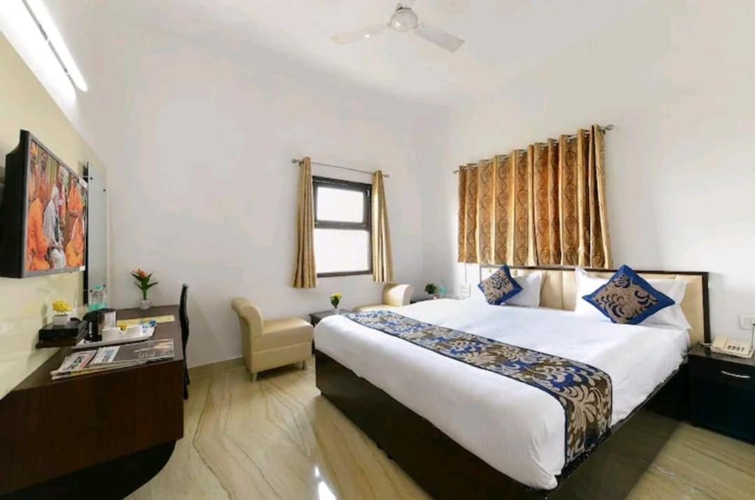 Hotel The First By Goyal Hotelie Agra  Exterior foto